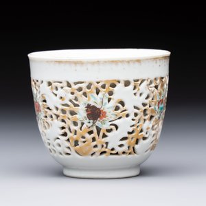 A pair of Chinese famille rose gilt-decorated covered cups and saucers and an openworked cup, Qianlong — 照片 7