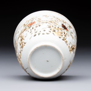 A pair of Chinese famille rose gilt-decorated covered cups and saucers and an openworked cup, Qianlong — 照片 9