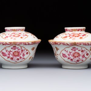 A pair of Chinese famille rose gilt-decorated covered cups and saucers and an openworked cup, Qianlong — 照片 10