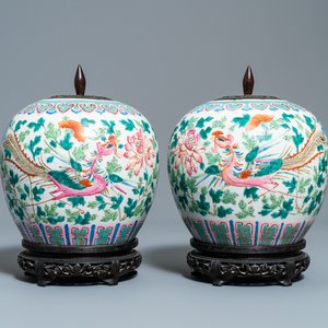 A pair of Chinese famille rose ginger jars with phoenixes, 19th C. — 照片 1