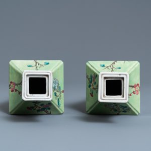 A pair of Chinese famille rose green-ground vases with floral design, 19th C. — 照片 5