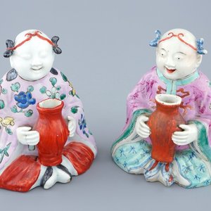 A pair of Chinese famille rose groups of seated boys holding a vase, 18/19th C. — 照片 1