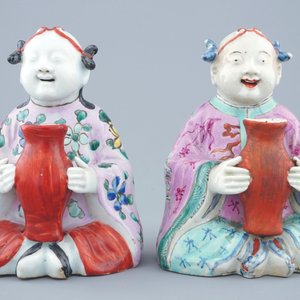 A pair of Chinese famille rose groups of seated boys holding a vase, 18/19th C. — 照片 2