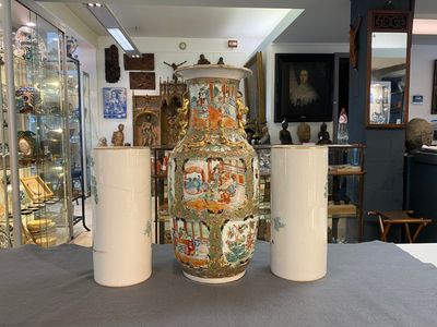 A pair of Chinese famille rose hat stands and a Canton famille rose vase, 19/20th C. — 照片 2