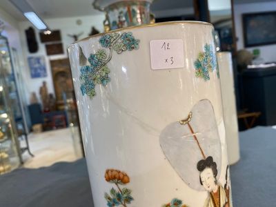 A pair of Chinese famille rose hat stands and a Canton famille rose vase, 19/20th C. — 照片 5