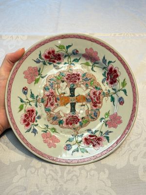 A pair of Chinese famille rose 'He He Er Xian' plates, Yongzheng/Qianlong — photo 1