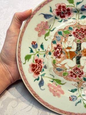 A pair of Chinese famille rose 'He He Er Xian' plates, Yongzheng/Qianlong — photo 11
