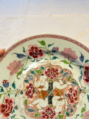 A pair of Chinese famille rose 'He He Er Xian' plates, Yongzheng/Qianlong — photo 12