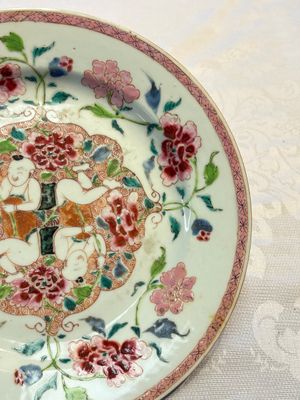 A pair of Chinese famille rose 'He He Er Xian' plates, Yongzheng/Qianlong — photo 13