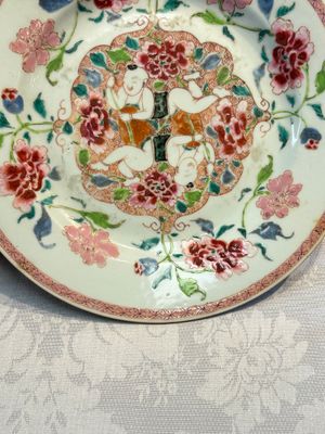 A pair of Chinese famille rose 'He He Er Xian' plates, Yongzheng/Qianlong — photo 14