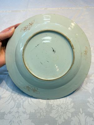 A pair of Chinese famille rose 'He He Er Xian' plates, Yongzheng/Qianlong — photo 15