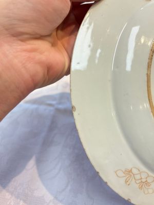 A pair of Chinese famille rose 'He He Er Xian' plates, Yongzheng/Qianlong — photo 17