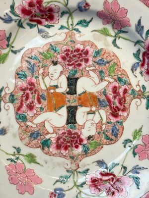 A pair of Chinese famille rose 'He He Er Xian' plates, Yongzheng/Qianlong — photo 2