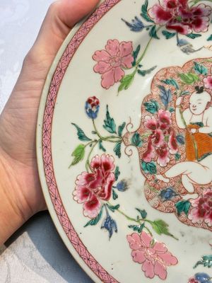 A pair of Chinese famille rose 'He He Er Xian' plates, Yongzheng/Qianlong — photo 3