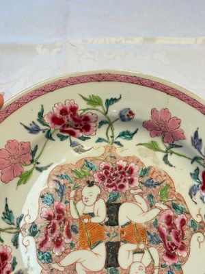 A pair of Chinese famille rose 'He He Er Xian' plates, Yongzheng/Qianlong — photo 4