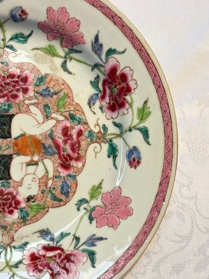 A pair of Chinese famille rose 'He He Er Xian' plates, Yongzheng/Qianlong — photo 5