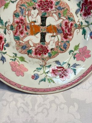 A pair of Chinese famille rose 'He He Er Xian' plates, Yongzheng/Qianlong — photo 6
