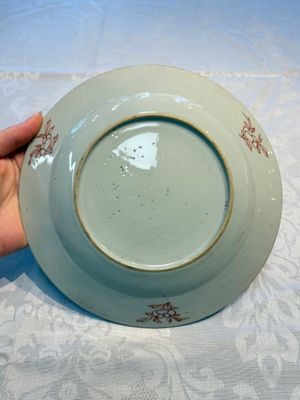 A pair of Chinese famille rose 'He He Er Xian' plates, Yongzheng/Qianlong — photo 7