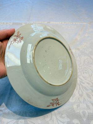 A pair of Chinese famille rose 'He He Er Xian' plates, Yongzheng/Qianlong — photo 8