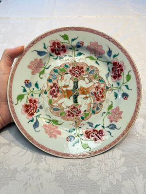 A pair of Chinese famille rose 'He He Er Xian' plates, Yongzheng/Qianlong — photo 9