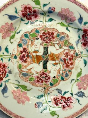 A pair of Chinese famille rose 'He He Er Xian' plates, Yongzheng/Qianlong — photo 10