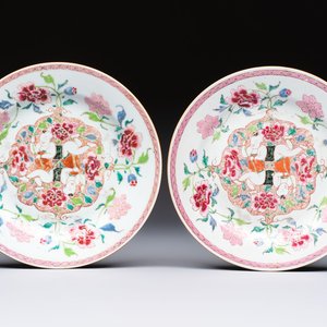 A pair of Chinese famille rose 'He He Er Xian' plates, Yongzheng/Qianlong — photo 1