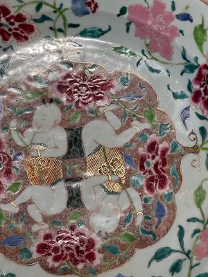 A pair of Chinese famille rose 'Hehe Erxian' dishes, Yongzheng/Qianlong — 照片 13