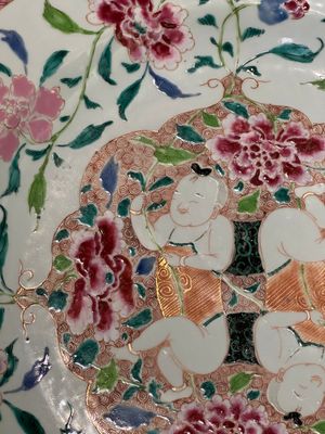 A pair of Chinese famille rose 'Hehe Erxian' dishes, Yongzheng/Qianlong — 照片 3