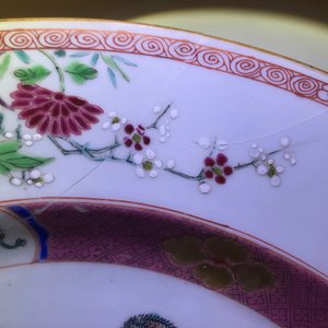 A pair of Chinese famille rose 'horse' dishes, Yongzheng/Qianlong — 照片 3