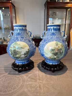 A pair of Chinese famille rose 'hu' vases with fine landscapes, Qianlong mark, Republic — 照片 1