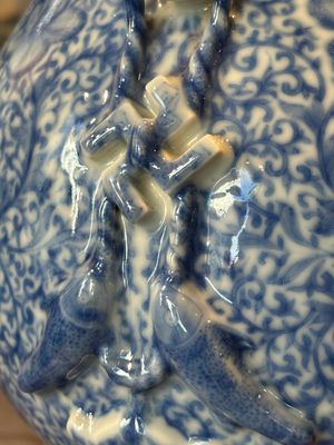 A pair of Chinese famille rose 'hu' vases with fine landscapes, Qianlong mark, Republic — 照片 11