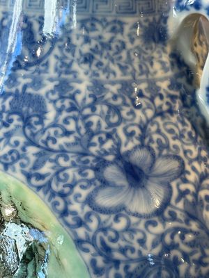 A pair of Chinese famille rose 'hu' vases with fine landscapes, Qianlong mark, Republic — 照片 13