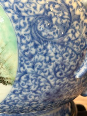 A pair of Chinese famille rose 'hu' vases with fine landscapes, Qianlong mark, Republic — 照片 14