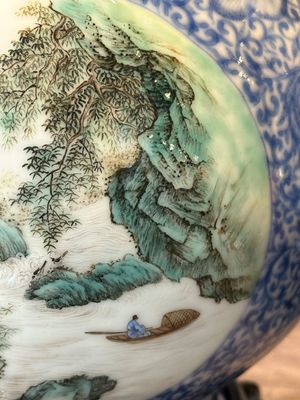 A pair of Chinese famille rose 'hu' vases with fine landscapes, Qianlong mark, Republic — 照片 15
