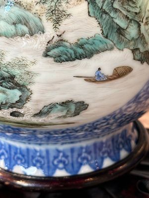A pair of Chinese famille rose 'hu' vases with fine landscapes, Qianlong mark, Republic — 照片 16