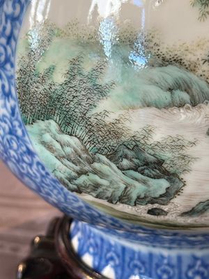 A pair of Chinese famille rose 'hu' vases with fine landscapes, Qianlong mark, Republic — 照片 17