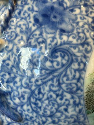 A pair of Chinese famille rose 'hu' vases with fine landscapes, Qianlong mark, Republic — 照片 18