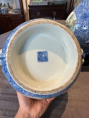 A pair of Chinese famille rose 'hu' vases with fine landscapes, Qianlong mark, Republic — 照片 20