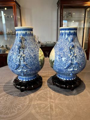 A pair of Chinese famille rose 'hu' vases with fine landscapes, Qianlong mark, Republic — 照片 2