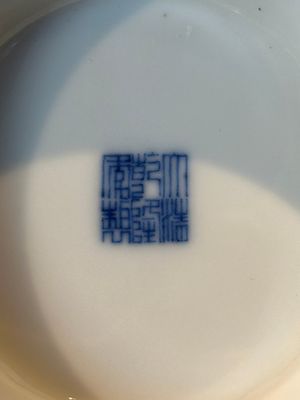 A pair of Chinese famille rose 'hu' vases with fine landscapes, Qianlong mark, Republic — 照片 21