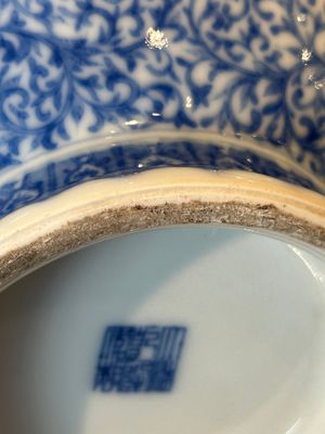 A pair of Chinese famille rose 'hu' vases with fine landscapes, Qianlong mark, Republic — 照片 22