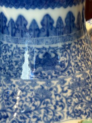 A pair of Chinese famille rose 'hu' vases with fine landscapes, Qianlong mark, Republic — 照片 24