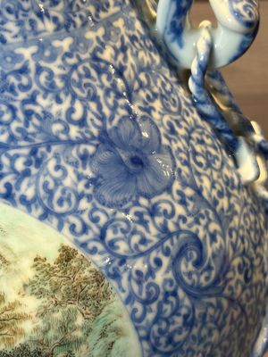 A pair of Chinese famille rose 'hu' vases with fine landscapes, Qianlong mark, Republic — 照片 25