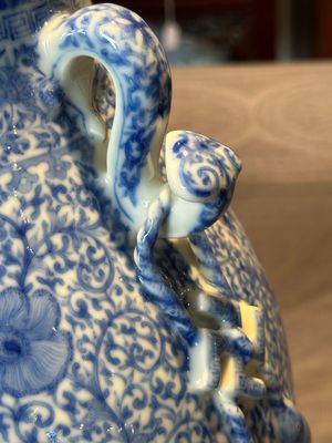 A pair of Chinese famille rose 'hu' vases with fine landscapes, Qianlong mark, Republic — 照片 26