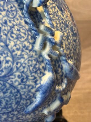 A pair of Chinese famille rose 'hu' vases with fine landscapes, Qianlong mark, Republic — 照片 27