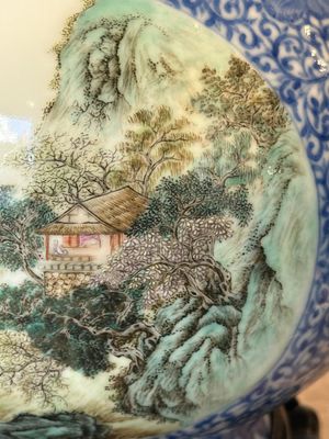 A pair of Chinese famille rose 'hu' vases with fine landscapes, Qianlong mark, Republic — 照片 28