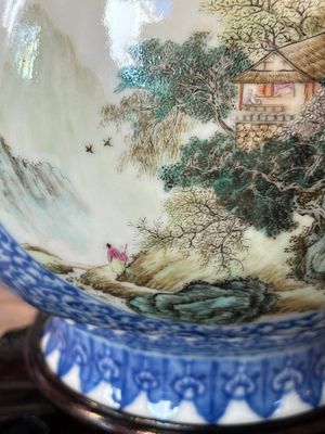 A pair of Chinese famille rose 'hu' vases with fine landscapes, Qianlong mark, Republic — 照片 29