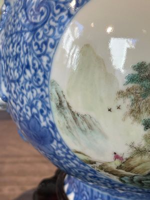 A pair of Chinese famille rose 'hu' vases with fine landscapes, Qianlong mark, Republic — 照片 30