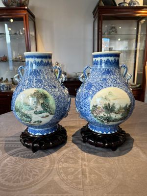 A pair of Chinese famille rose 'hu' vases with fine landscapes, Qianlong mark, Republic — 照片 3