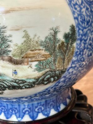A pair of Chinese famille rose 'hu' vases with fine landscapes, Qianlong mark, Republic — 照片 31